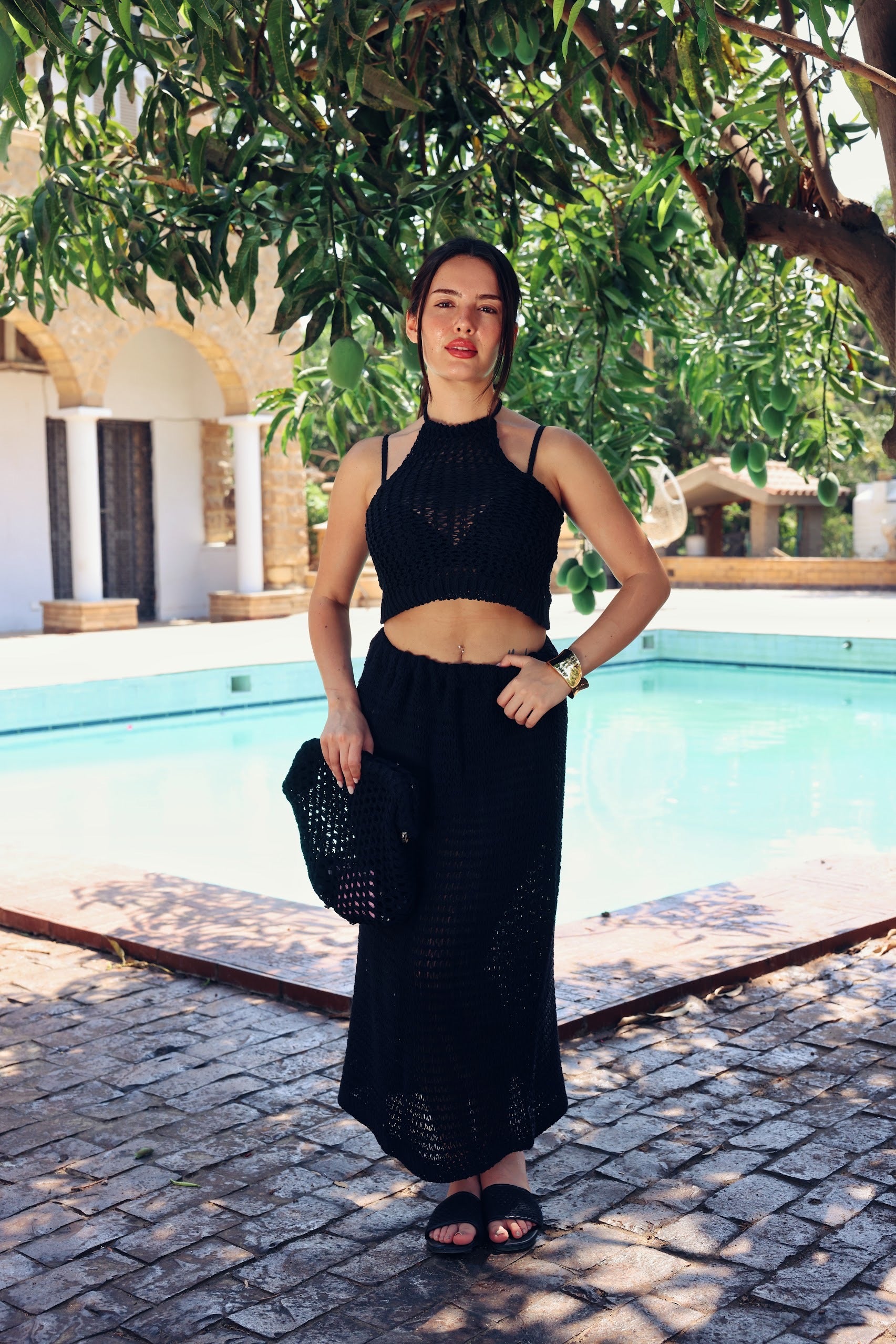 BLACK BACKLESS TOP