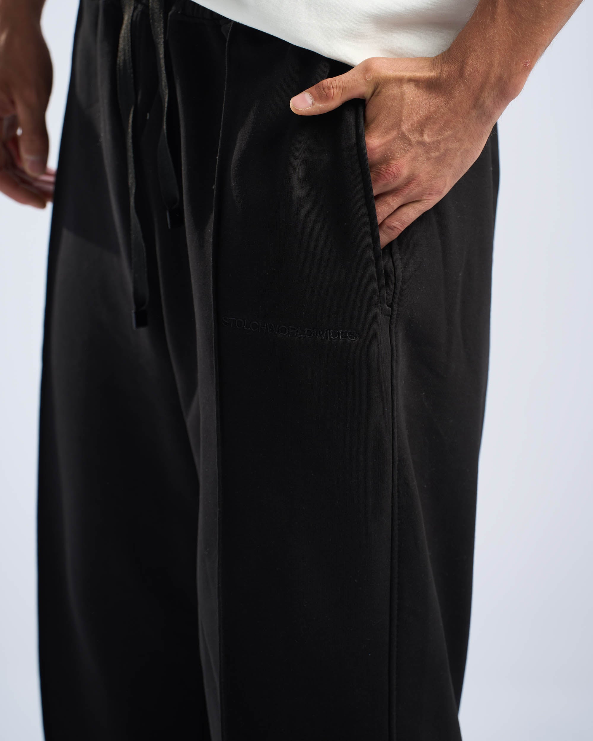 CORE SWEATPANTS IN BLACK