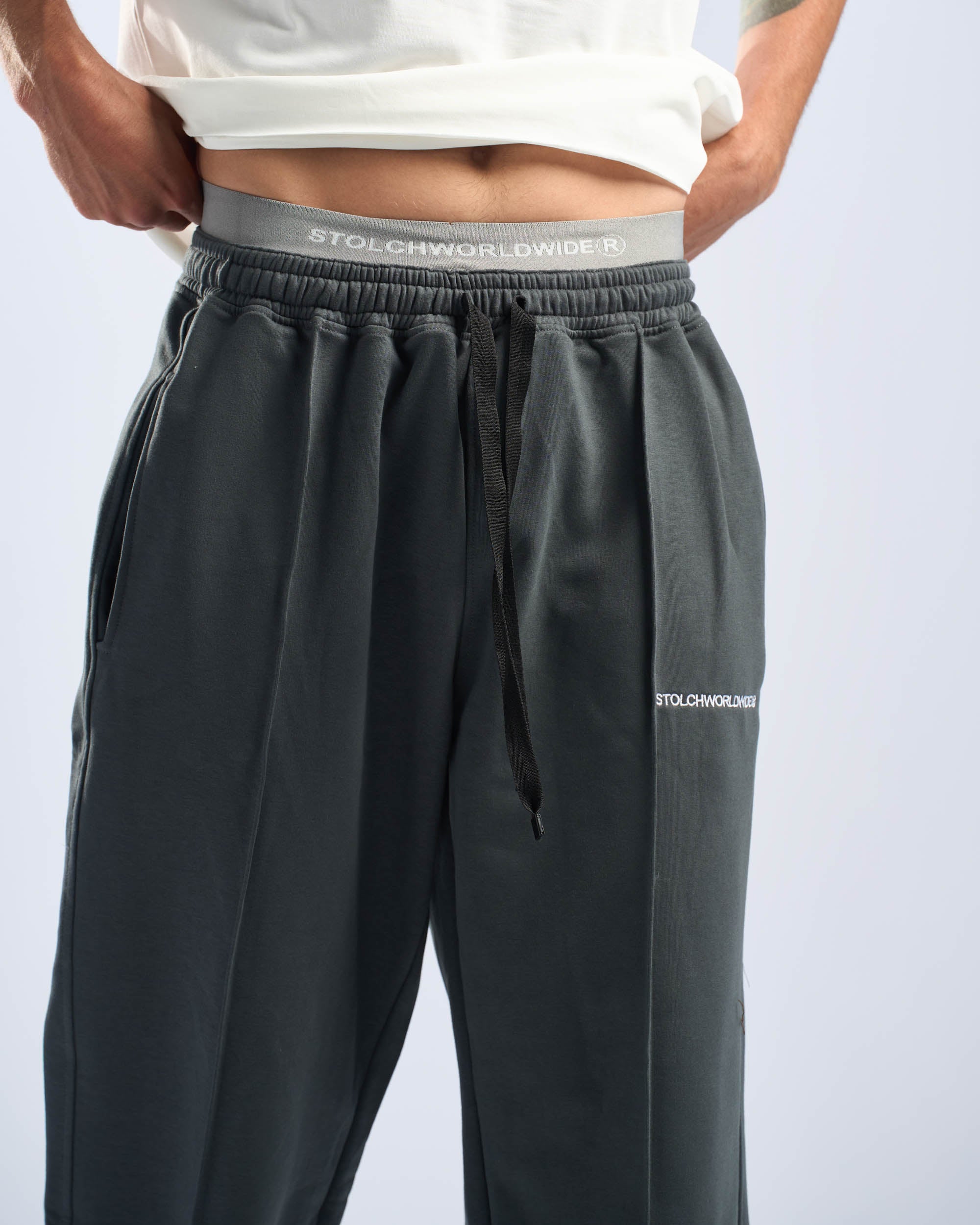 CORE SWEATPANTS IN CHARCOAL GREY