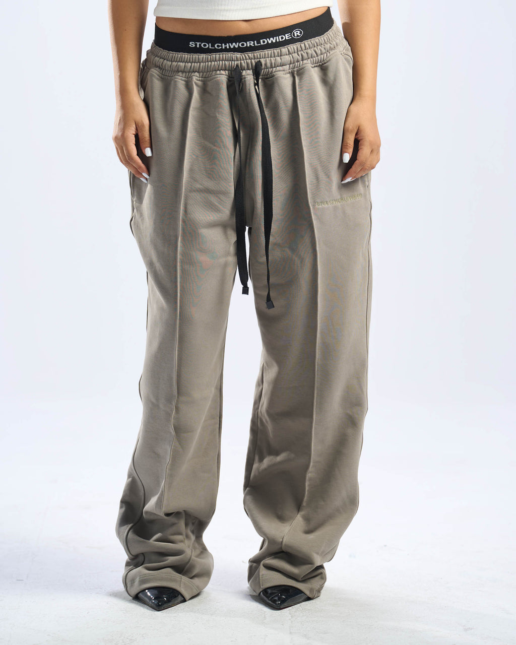 CORE SWEATPANTS IN OLIVE