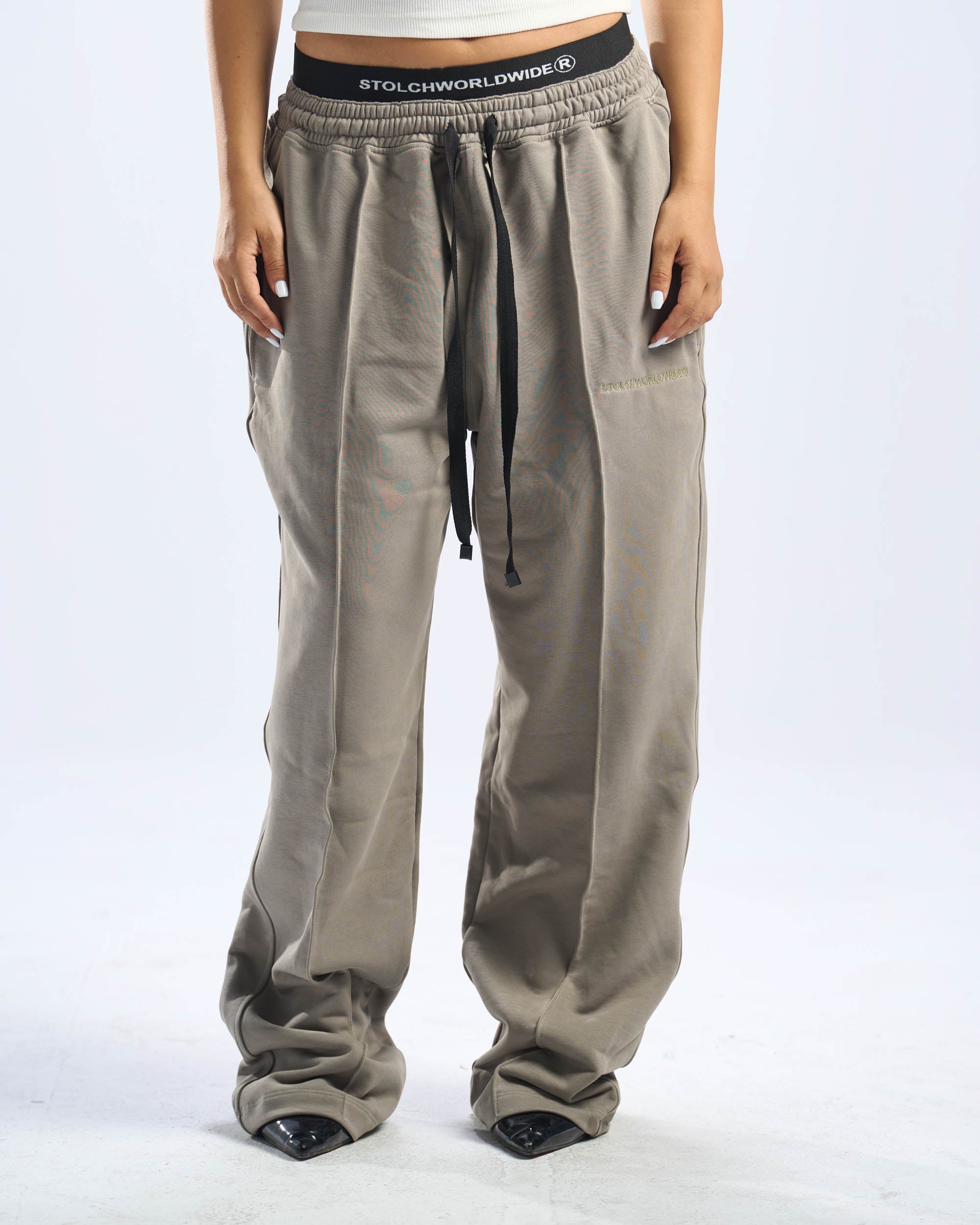 CORE SWEATPANTS IN OLIVE