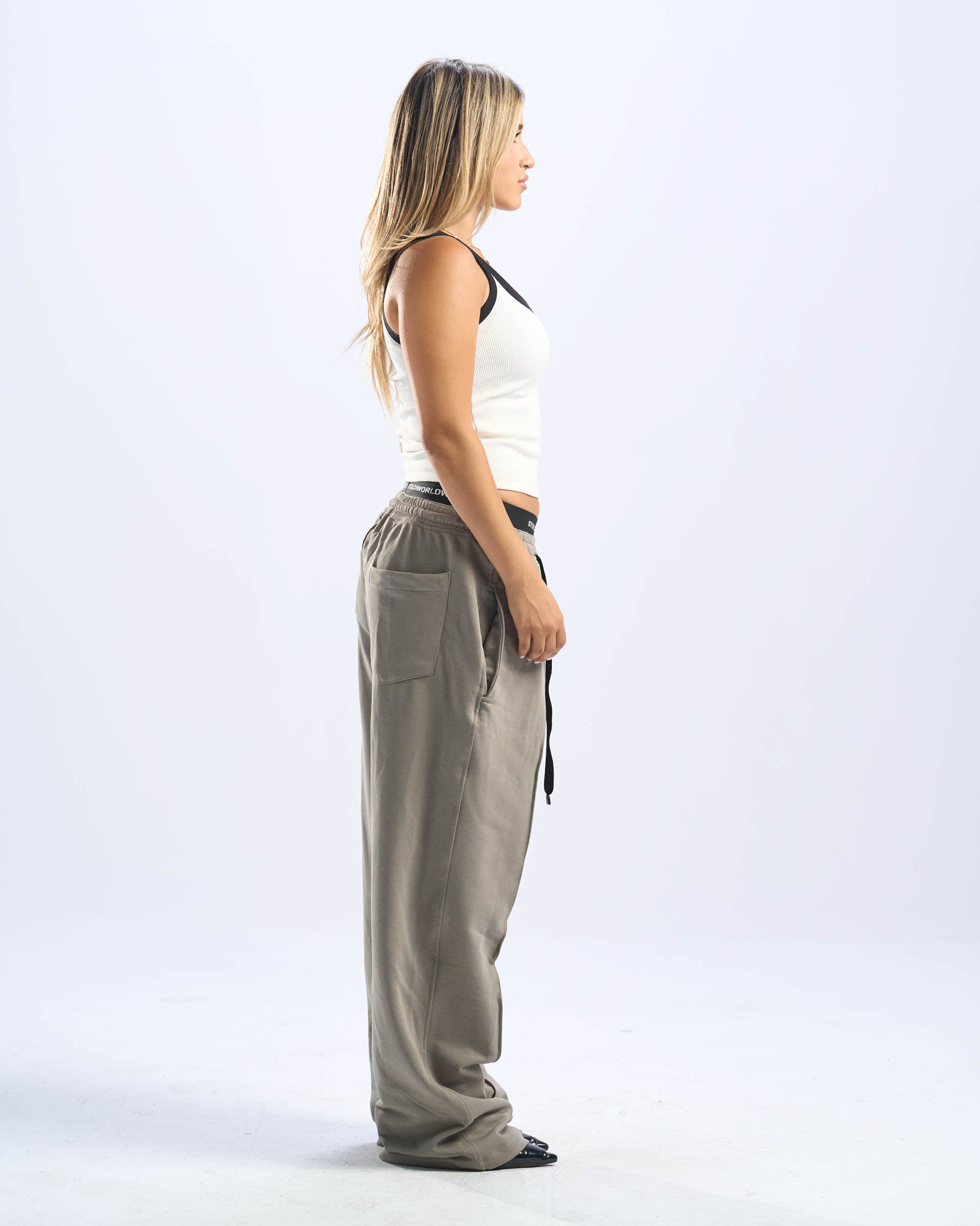 CORE SWEATPANTS IN OLIVE
