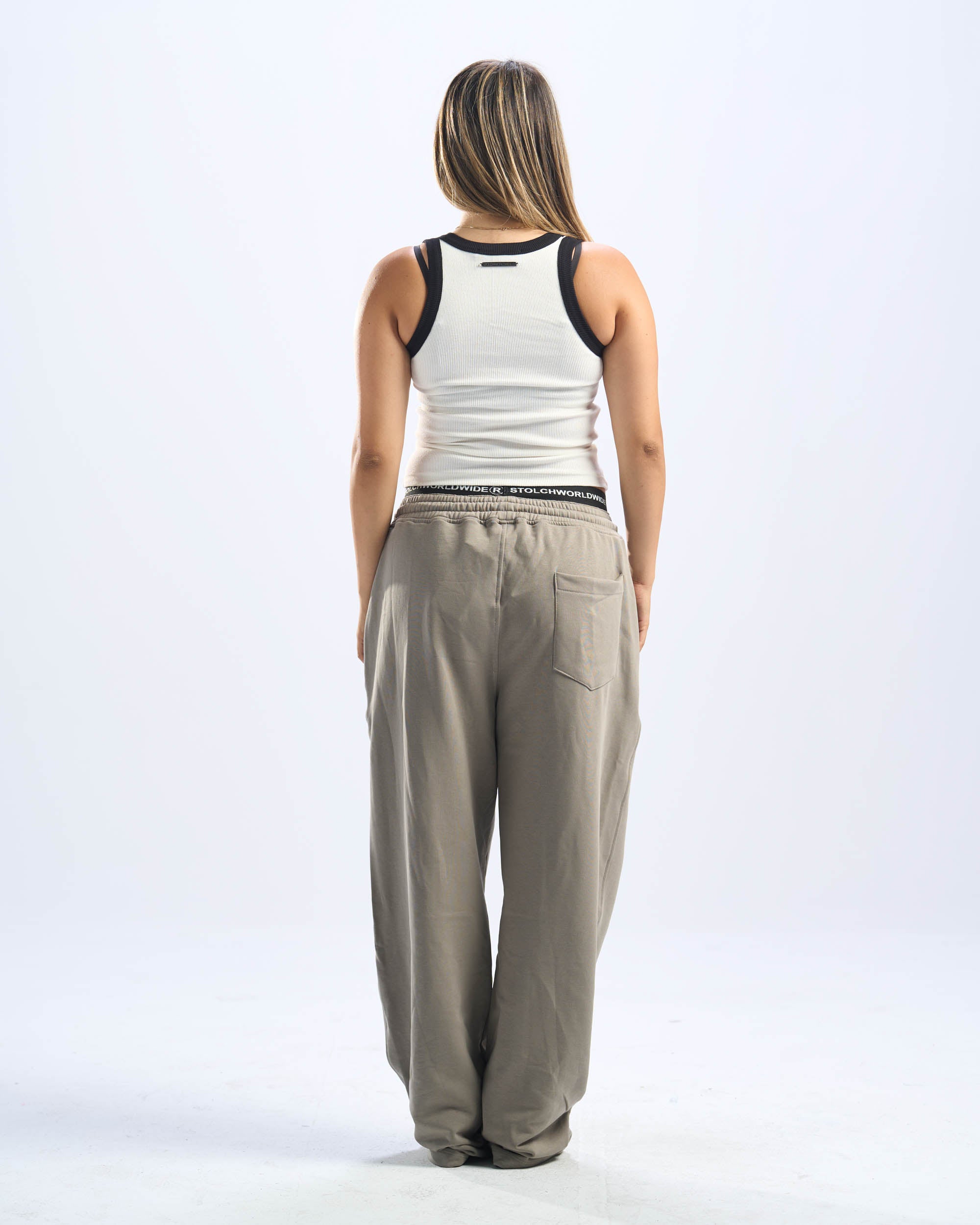 CORE SWEATPANTS IN OLIVE