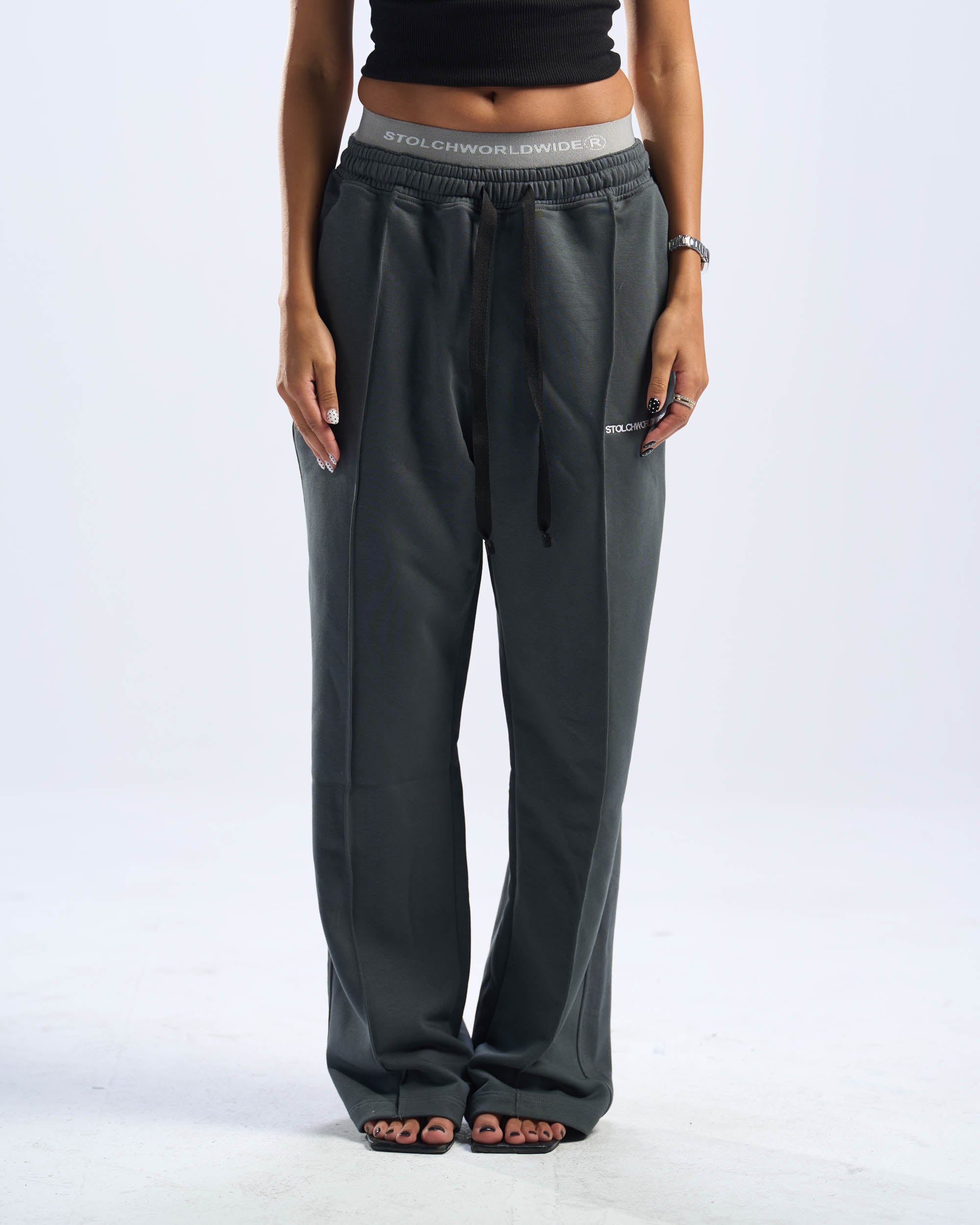CORE SWEATPANTS IN CHARCOAL GREY